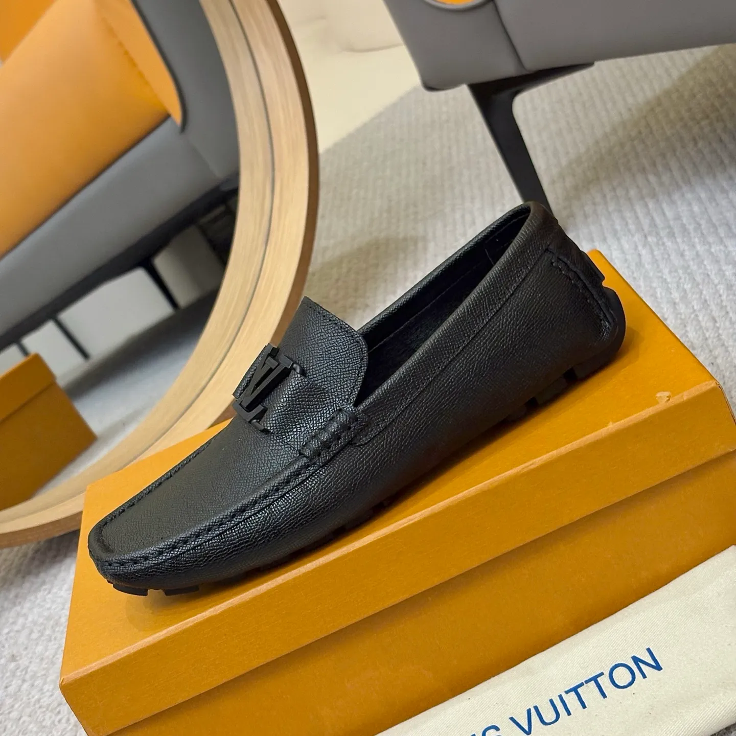 Men's men's shoes 💰420 (Yangli) LV 2⃣️0⃣️2⃣️5️⃣Spring and summer counter GLORIA series models ✈️Original factory special leather production, original last type. A classic driving slip-on casual shoe that shows an elegant style with exquisite craftsmanship details such as Monogram embossing all over the upper🌀Italian imported calfskin fabric Sheepskin foot pads➕Inside～Private mold replica sole Unique style Comfortable driving slip-on Size: 4-12 (38-46) Comes with [Counter packaging: original box, wrapping paper, card, instruction manual, shoehorn, cloth bag] No pressure to enter and leave the counter!